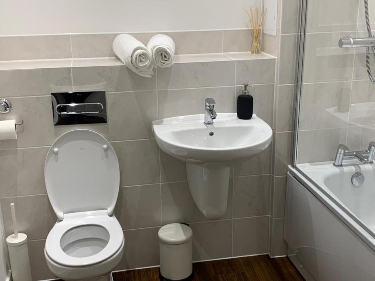 Lakeside 2 Bed Luxury Apartment No Parties No Events Early Check-In Late Check- Out Allowed West Thurrock Dış mekan fotoğraf